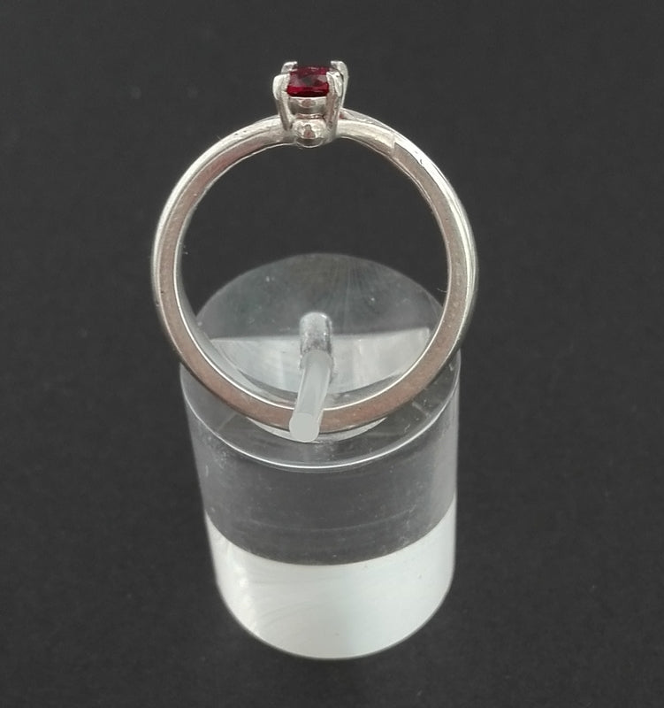 Anello con pietra ovale