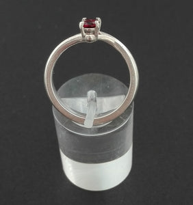 Anello con pietra ovale