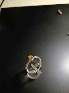 Anello con pietra ovale
