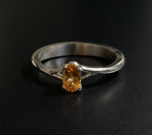 Anello con pietra ovale