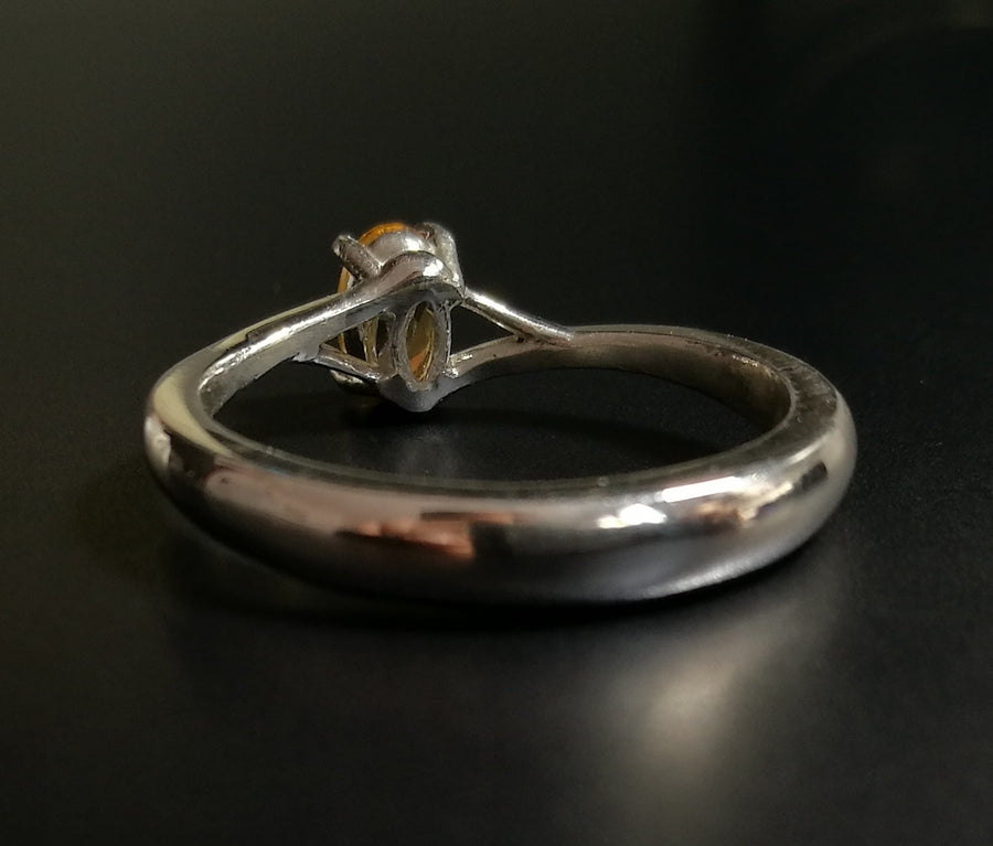 Anello con pietra ovale