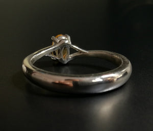 Anello con pietra ovale