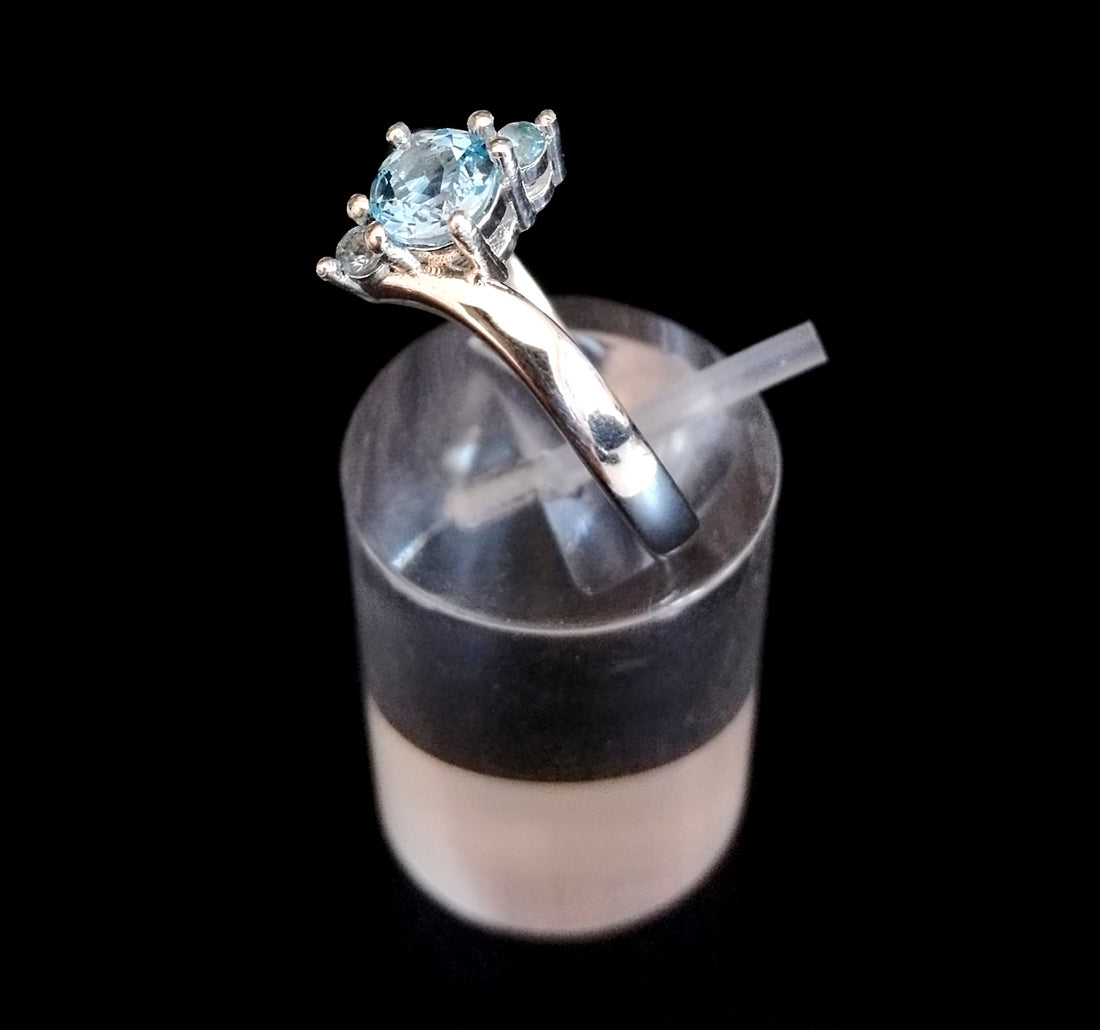 Anello contrarier con tre pietre