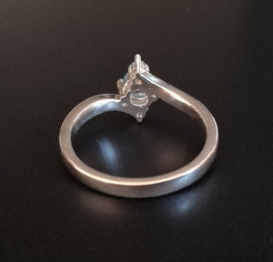 Anello contrarier con tre pietre
