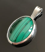 Carica l&#39;immagine nel visualizzatore di Gallery, Ciondolo Stile Classico con gemma cabochon
