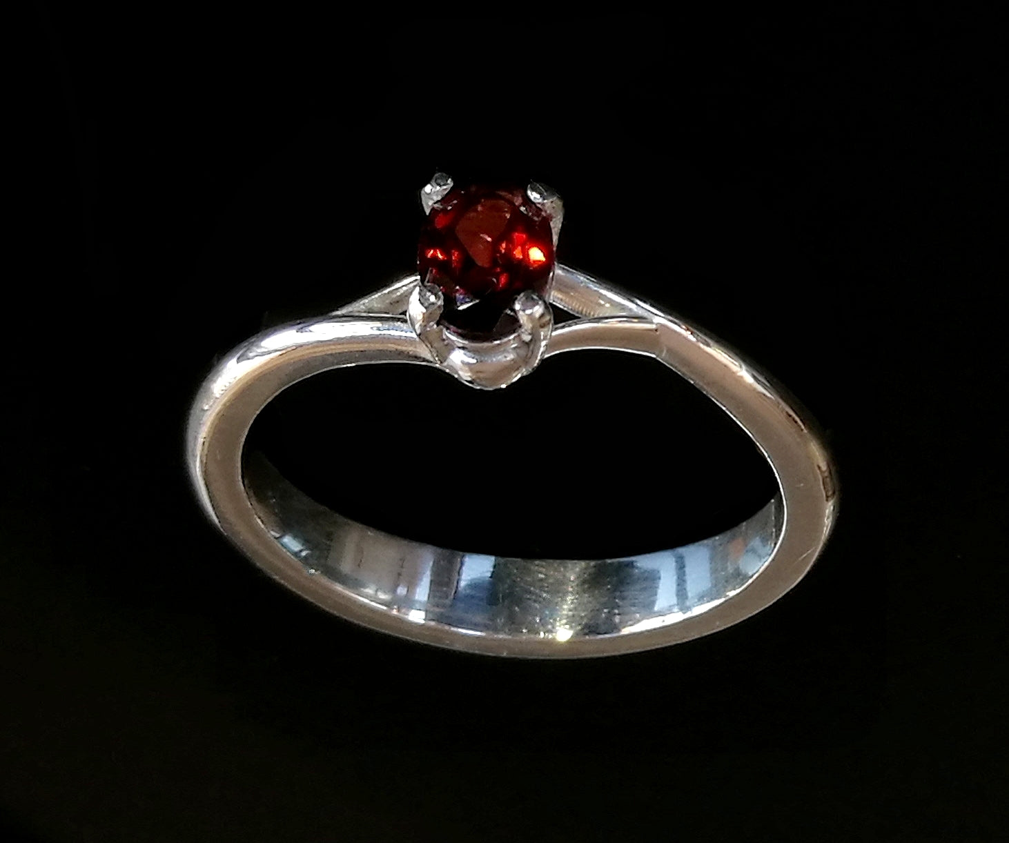 Anello con pietra ovale