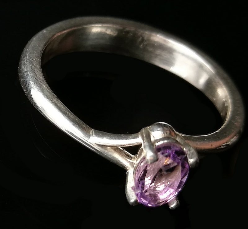 Anello con pietra ovale